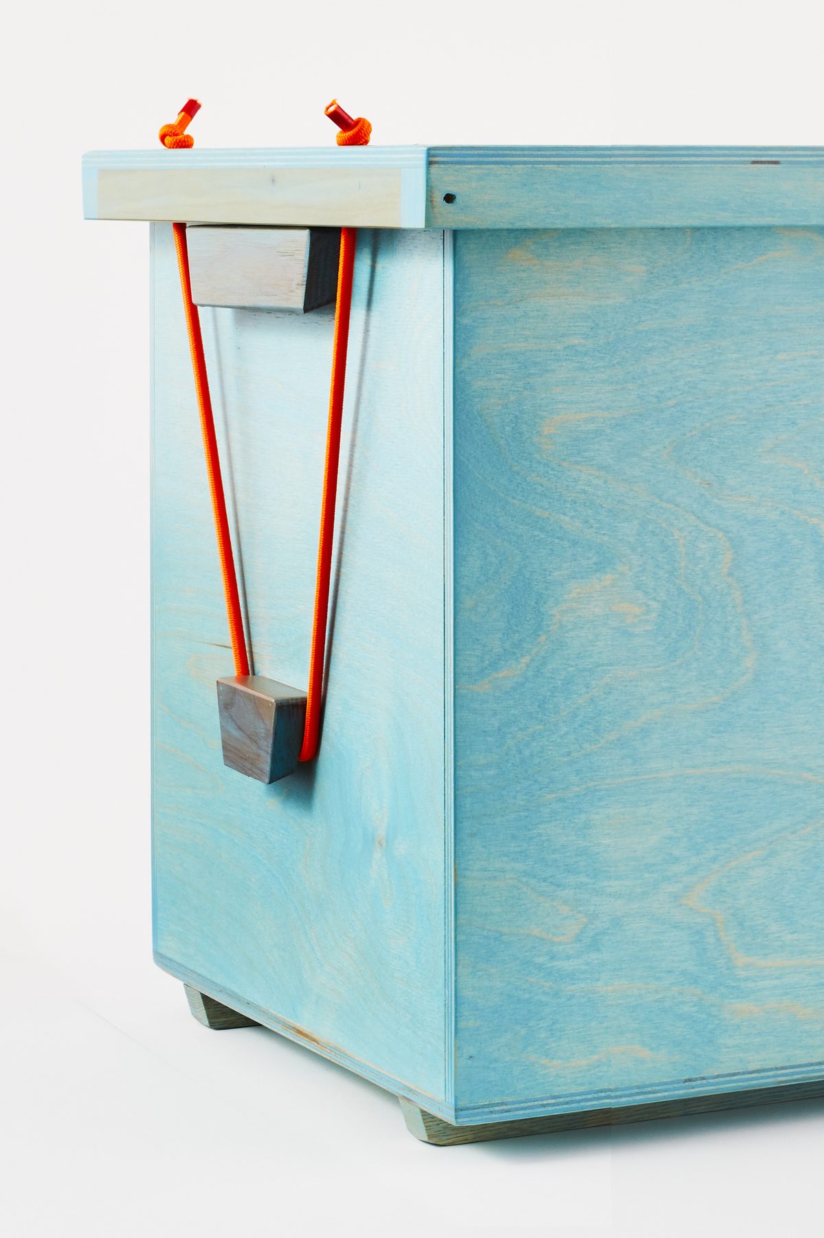 Aqua latch detail